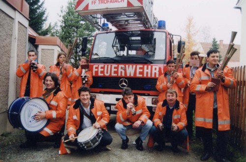 skupinska fotografija pred gasilnim avtom trofaiacha